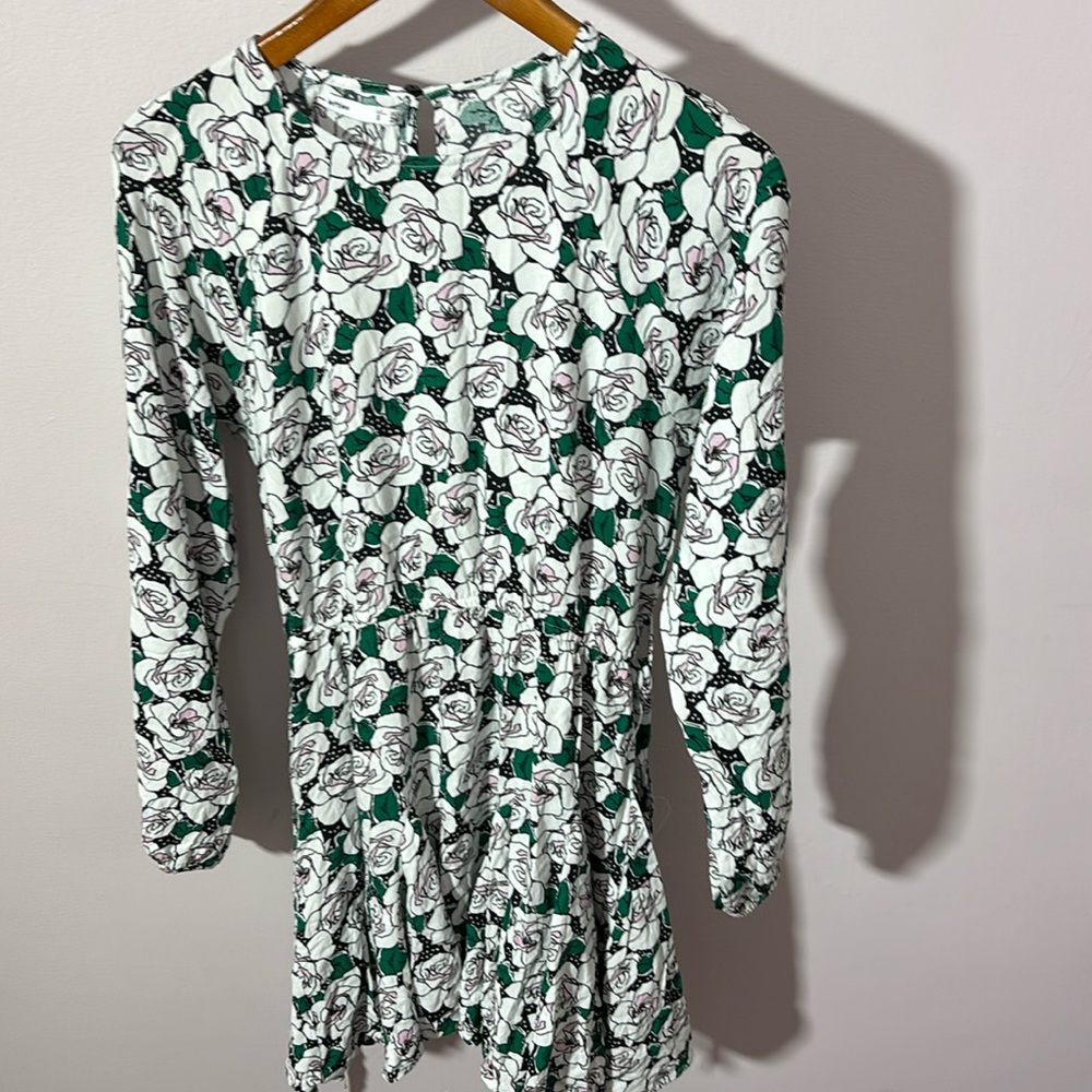 GORGEOUS mini floral dress- very flattering